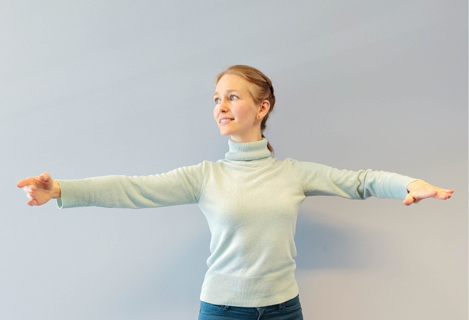 Julia Van Camp, fysioterapeutti, kädet levitettyinä
